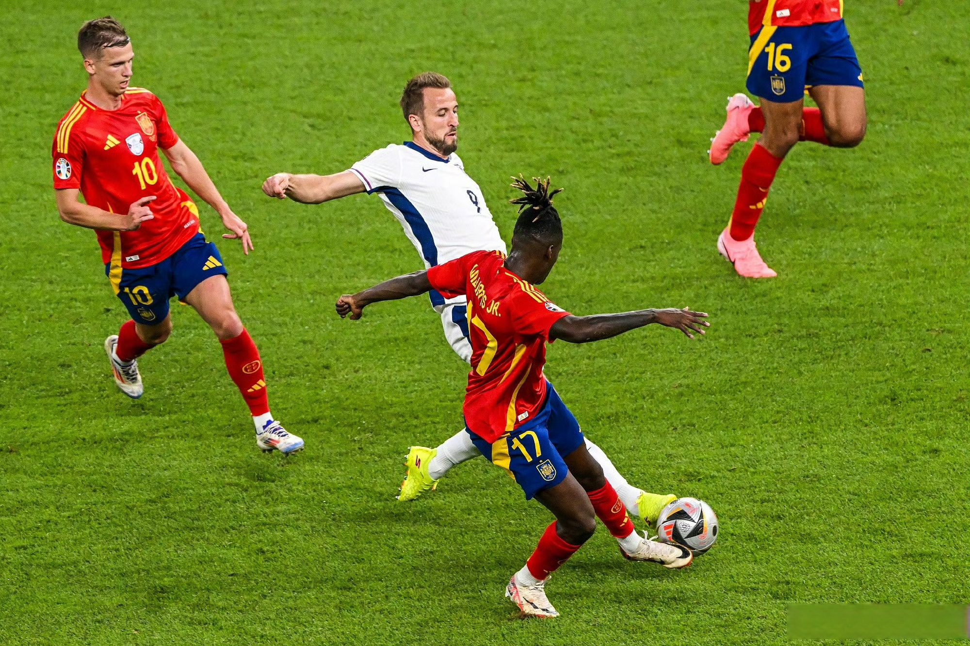 西班牙队引发争议!,凯恩官方宣布出色防守新规热度持续攀升 西班牙队引发争议!,凯恩官方宣布出色防守新规热度持续攀升