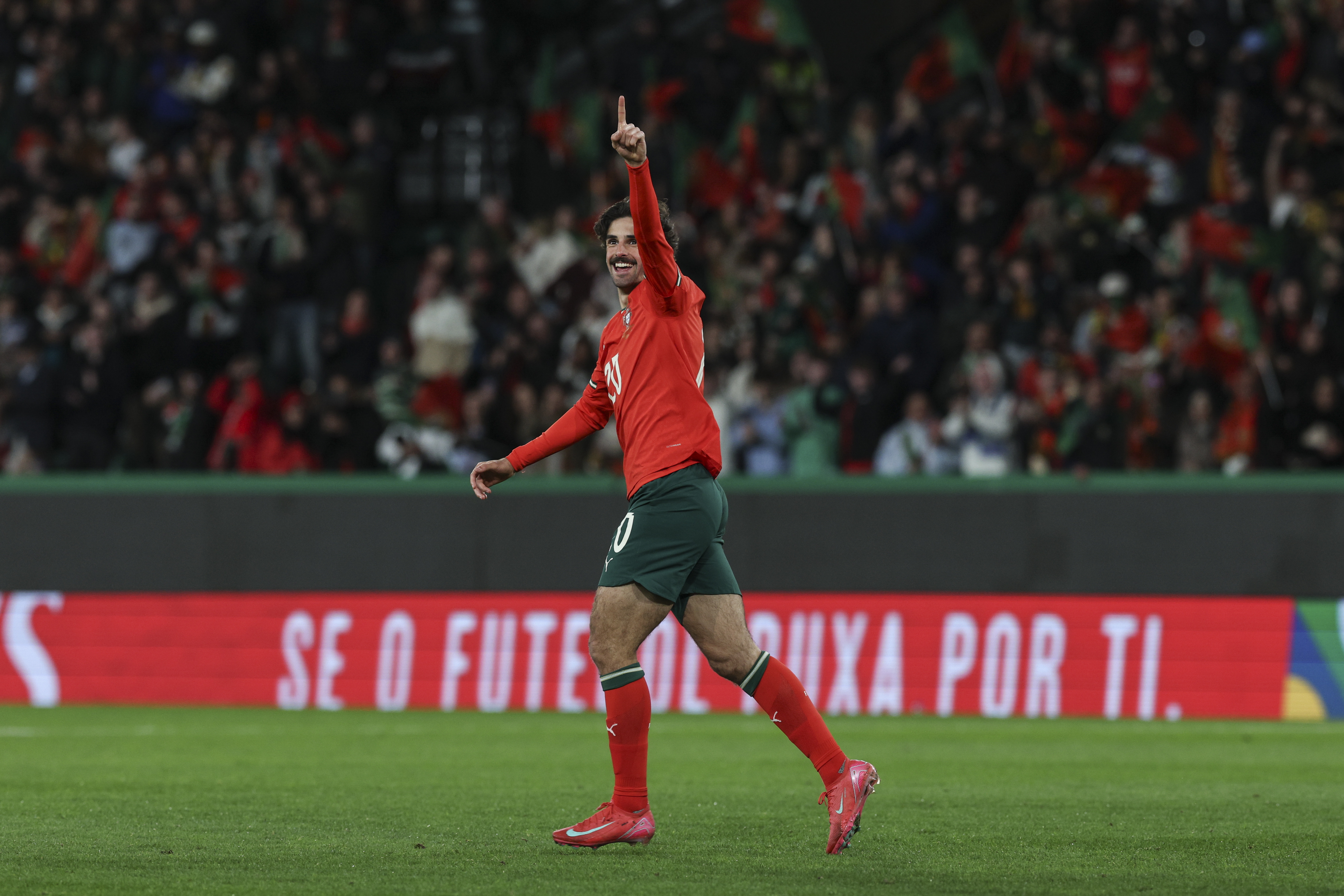 葡萄牙体育迎欧超杯关键赛,今夜手感冰凉,球迷炸锅,球队文化再被提及 葡萄牙体育迎欧超杯关键赛,今夜手感冰凉,球迷炸锅,球队文化再被提及